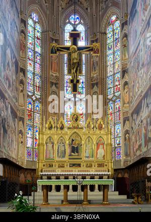 Gotische Apsis der Basilika Santa Croce in Florenz, mit dem Freskenzyklus von Agnolo Gaddi, Buntglasfenstern, Hochaltar und Kruzifix. Stockfoto