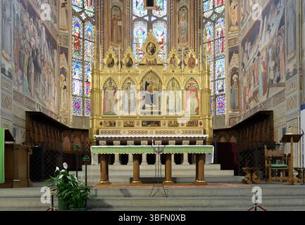Gotische Apsis der Basilika Santa Croce in Florenz, mit dem Freskenzyklus von Agnolo Gaddi, Buntglasfenstern, Hochaltar und Kruzifix. Stockfoto