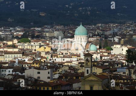 Blick auf die große Synagoge von Florenz (Tempio Maggiore) mit ihrer grünen Kuppel, umgeben von der städtischen Landschaft von Florenz, Italien. Stockfoto
