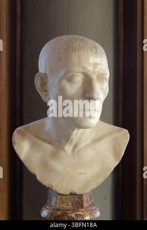 Büste von Cicero, römische Marmorporträtskulptur aus der Zeit um 30 v. Chr. bis 20 n. Chr., Darstellung eines älteren Mannes mit gefurchten Augenbrauen, Uffizien, Florenz, Italien Stockfoto
