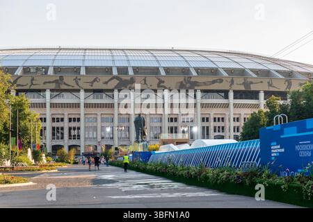 Moskau, Russland - 06. August 2023: Die große Sportarena des Olympischen Komplexes Luschniki. Das Moskauer Stadion des Sportkomplexes Luschniki. Stockfoto