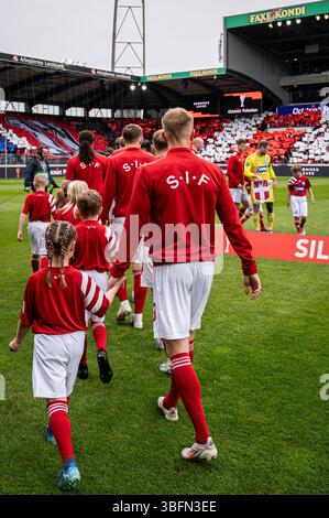 Herning, Dänemark. Mai 2025. Die Spieler von Silkeborg IF treten in das Feld für das Oddset Cup Finale zwischen dem FC Kopenhagen und Silkeborg IF in der MCH Arena in Herning ein. Stockfoto
