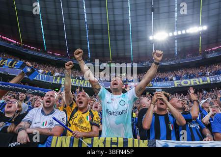 München, Deutschland. 31. Mai 2025. Die Fans des FC Internazionale feiern in der UEFA Champions League 2024/25 zwischen Paris Saint-Germain FC und dem FC Internazionale in der Münchener Football Arena. Endpunktzahl: PSG 5 - 0 Inter Credit: SOPA Images Limited/Alamy Live News Stockfoto
