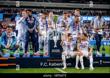 Herning, Dänemark. Mai 2025. Die Spieler des FC Kopenhagen machen sich bereit, die Trophäe beim Oddset Cup Finale zwischen dem FC Kopenhagen und Silkeborg IF in der MCH Arena in Herning zu erhöhen. Stockfoto