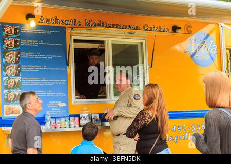 The Big Float, Portland, Oregon – 10. Juli 2016: Kunden bestellen mediterrane Speisen im Aybla Grill Food Truck. Stockfoto