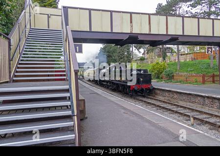 GWSR-Dampfzug, der am Bahnhof Winchcombe, den Cotswolds, England, Großbritannien ankommt Stockfoto