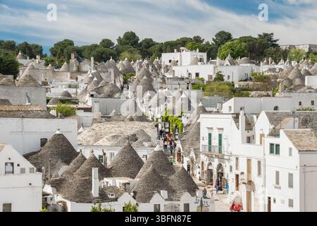 Panoramablick auf die Trullihäuser in Alberobello, Apulien, Italien. Legendäre Kalksteindächer, weiß getünchte Wände und enge Gassen unter weichem Licht. Stockfoto