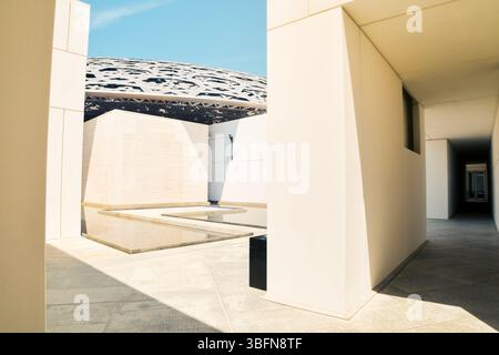 Abu dhabi, VAE - 26. april 2025: Das Äußere des Louvre Abu Dhabi mit seiner legendären Kuppel und der Uferkuppel zeigt Innovationen im Archit Stockfoto