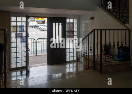 Haifa, Israel, 5. April 2025, Tiferet Israel Jeshiva, der Eingang eines israelischen Wohngebäudes. Stockfoto