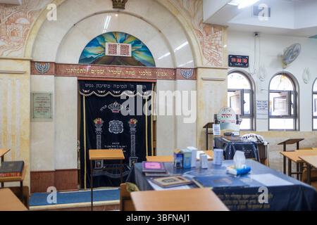 Haifa, Israel, 5. April 2025, Tiferet Israel Jeshiva, der Aron Kodesh in einer Synagoge. Stockfoto