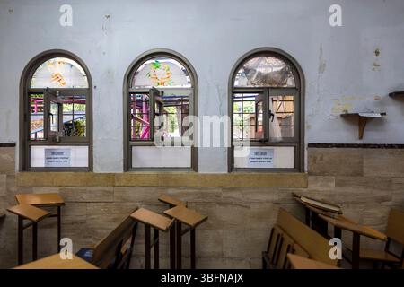 Haifa, Israel, 5. April 2025, Tiferet Israel Jeshiva, heiliges Interieur mit traditionellem jüdischem Design. Inschrift auf einem Blatt Papier auf Hebräisch: Retu Stockfoto