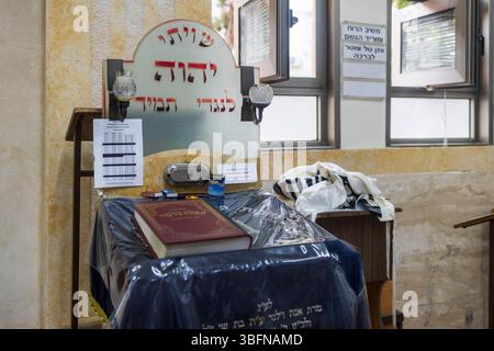 Haifa, Israel, 5. April 2025, Tiferet Israel Jeshiva, Haifa – Heilige Inneneinrichtung mit traditionellem jüdischem Design. Ein Lectern mit religiösen Gegenständen Stockfoto