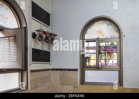 Haifa, Israel, 5. April 2025, Studentensaal des Tiferet Israel Jeshiva mit Holzmöbeln, Bogenfenstern und Torah Arche Stockfoto
