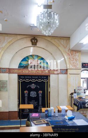 Haifa, Israel, 5. April 2025, Tiferet Israel Jeshiva, der Aron Kodesh und der Kronleuchter in einer Synagoge. Stockfoto