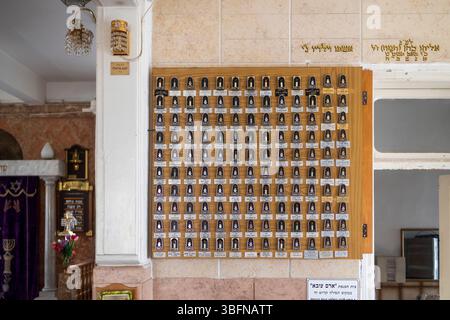 Haifa, Israel, 5. April 2025, Innenansicht einer Aram-Zzova-Synagoge. Eine Gedenkmauer in einer Synagoge. Stockfoto