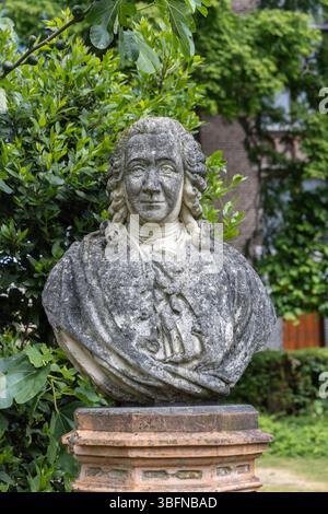 Leiden, Niederlande - 25. Mai 2025: Skulptur von Carl Linnaeus im Hortus Botanicus Leiden in Süd-Holland in den Niederlanden. Stockfoto