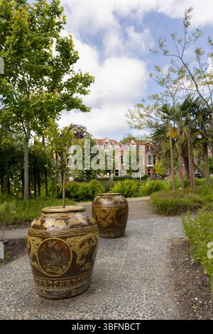 Leiden, Niederlande - 25. Mai 2025: Chinesischer Garten mit hübsch verzierten Töpfen mit Zitrusbäumen im Hortus Botanicus Leiden in Süd-Holland in Stockfoto