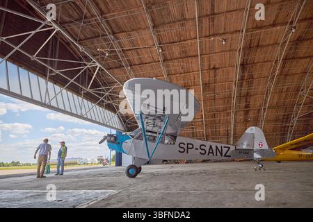PIPER CUB nach umfangreichen Renovierungsarbeiten durch zwei polnische Piloten, die im Hangar geparkt haben Stockfoto