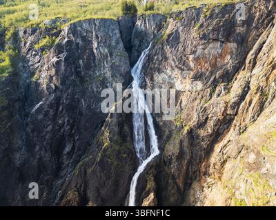 Atemberaubender Blick auf den Voringsfossen-Wasserfall in Norwegen, der in einem malerischen Canyon mächtig über felsige Klippen stürzt. Stockfoto