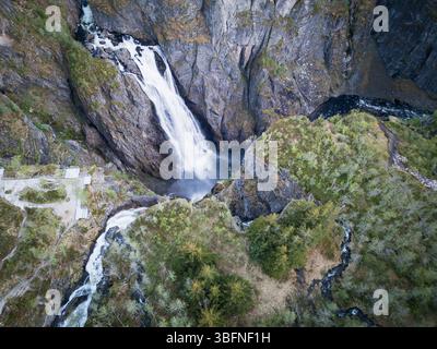 Herrlicher Voringsfossen-Wasserfall in Norwegen, ein atemberaubender Blick auf die raue Natur im Norden, Klippen und einen turbulenten Wasserfluss. Stockfoto
