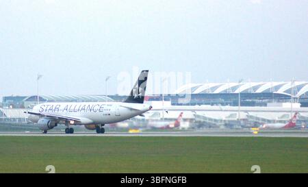 München, 11. Oktober 2015: Flugzeugstart mit Flughafen im Hintergrund Stockfoto