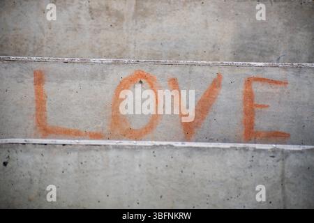 Orem, Utah – 2. Juni 2025. Herzsymbol auf den Treppen der UVU-Fußgängerbrücke. Stockfoto
