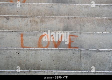 Orem, Utah – 2. Juni 2025. Herzsymbol auf den Treppen der UVU-Fußgängerbrücke. Stockfoto