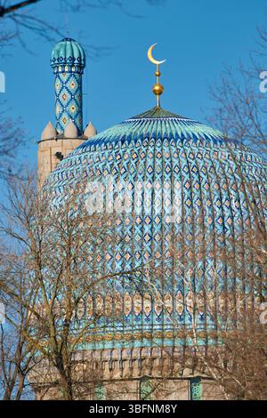 Die blaue Kuppel mit dem goldenen Halbmond der Moschee in St. Petersburg - Russland durch die Äste der Bäume an einem klaren Frühlingstag Stockfoto