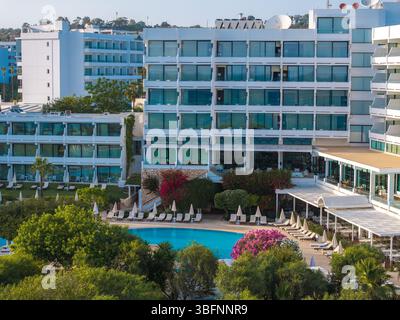 Luxuriöses Resort mit Pool und modernem Hotel in Ayia Napa, Zypern Stockfoto