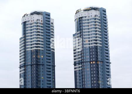 Zwei mehrstöckige Wohngebäude am Himmel. Kiew, Ukraine Stockfoto