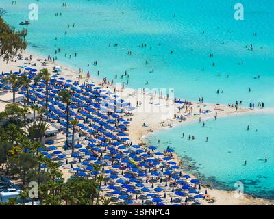 Blick aus der Vogelperspektive auf Nissi Beach in Ayia Napa, Zypern mit türkisfarbenem Wasser Stockfoto