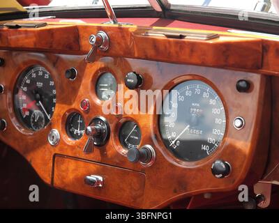 Britische Autos auf einer lokalen New Jersey Show. Die jährliche Show in Clinton, New Jersey, zeigt viele restaurierte britische Oldtimer. Stockfoto
