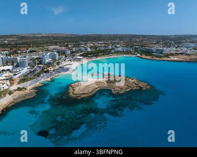 Luftaufnahme auf Nissi Beach und Umgebung in Ayia Napa, Zypern Stockfoto
