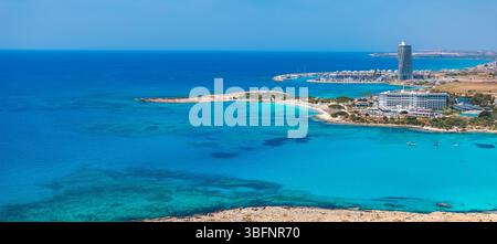 Blick aus der Vogelperspektive auf Ayia Napa, Zypern mit Nissi Beach und Resorts Stockfoto