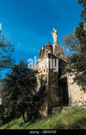 Jesu-Statue „Heiliges Herz“ von Federico Coullaut, Burg von La Mota (Motako Gaztelua) auf dem Urgull von San Sebastian, Spanien Stockfoto