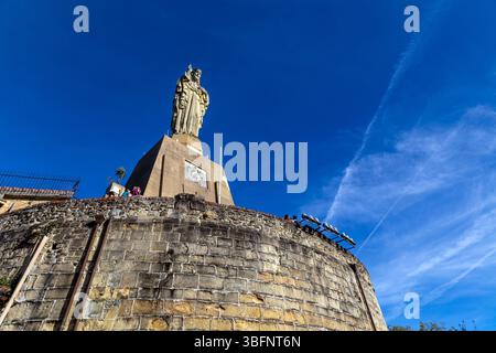 Jesu-Statue „Heiliges Herz“ von Federico Coullaut, Burg von La Mota (Motako Gaztelua) auf dem Urgull von San Sebastian, Spanien Stockfoto