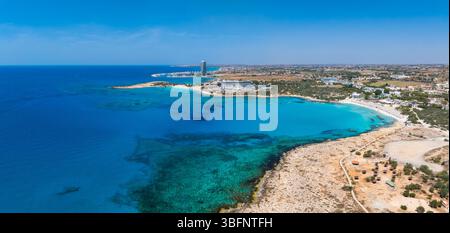 Blick aus der Vogelperspektive auf Ayia Napa, Zypern mit Nissi Beach und Resorts Stockfoto