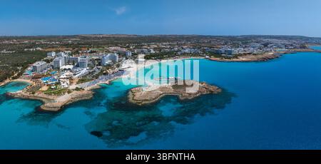 Blick aus der Vogelperspektive auf die Küste von Ayia Napa mit Nissi Beach, Zypern Stockfoto