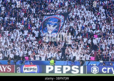 Paris Saint-Germain FC Fans, die beim Fußball-Spiel der UEFA Champions League 2024/25 zwischen Paris Saint-Germain FC und dem FC Internazionale in der Münchener Fußballarena zu sehen waren Stockfoto
