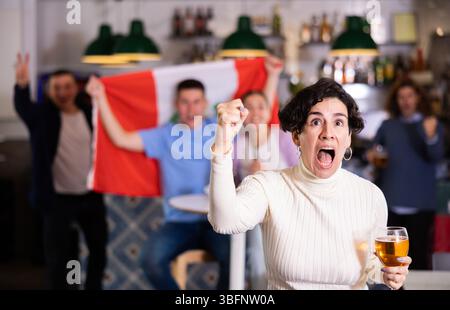 Begeisterte peruanische Fans schreien vor Freude in der Bierbar. Peruaner gewinnen Stockfoto