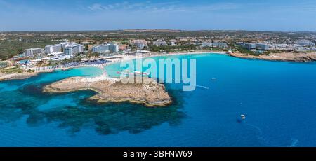 Luftaufnahme von Nissi Beach und Landa Beach in Ayia Napa, Zypern Stockfoto