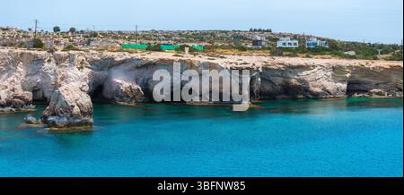 Kalksteinklippen und türkisfarbenes Wasser in Ayia Napa, Zypern Stockfoto