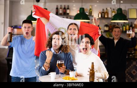 Begeisterte peruanische Fans schreien vor Freude in der Bierbar. Peruaner gewinnen Stockfoto