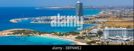 Blick aus der Vogelperspektive auf Ayia Napa, Zypern, mit Nissi Beach und Marina Stockfoto