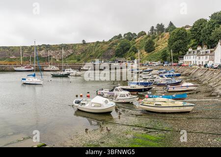 Boote an der Küste in Stonehaven - Cowie Harbour, Aberdeenshire, Schottland Stockfoto