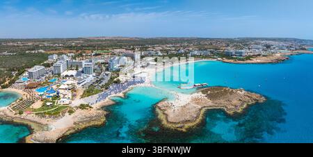 Blick aus der Vogelperspektive auf Ayia Napa, Zypern mit Nissi Beach und Resorts Stockfoto