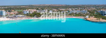 Blick aus der Vogelperspektive auf Nissi Beach und Resorts in Ayia Napa, Zypern Stockfoto