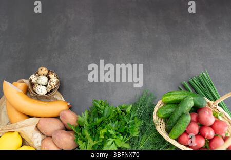 Okroshka-Zutaten zeigen unten im Bild einen dunkelgrauen Hintergrund an Stockfoto