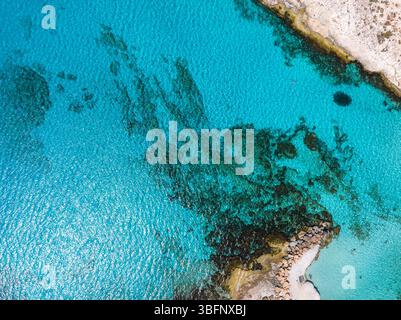Blick aus der Vogelperspektive auf türkisfarbenes Wasser und Rocky Shoreline in Ayia Napa Stockfoto
