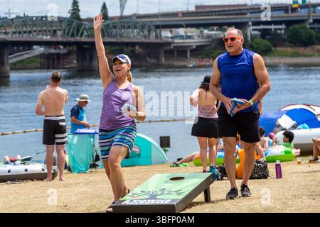 The Big Float, Portland, Oregon - 13. Juli 2019: Die Menschen spielen Cornhole bei der Veranstaltung am Wasser und genießen den Sommertag mit Spielen und Aktivitäten. Stockfoto